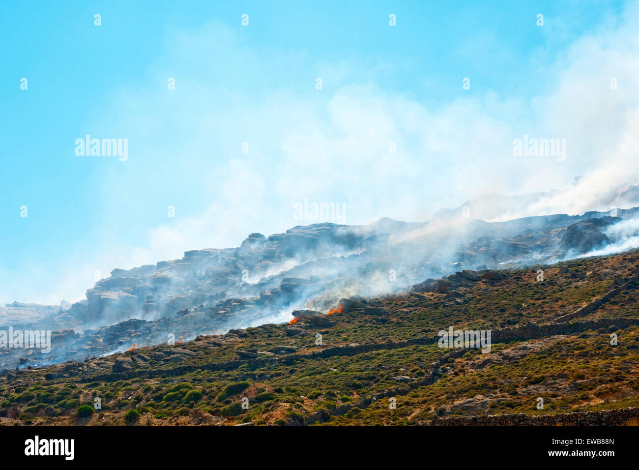 Griechenland, Kykladen, Mykonos, Feuer an der Bucht des Elia Beach, Stock Photo