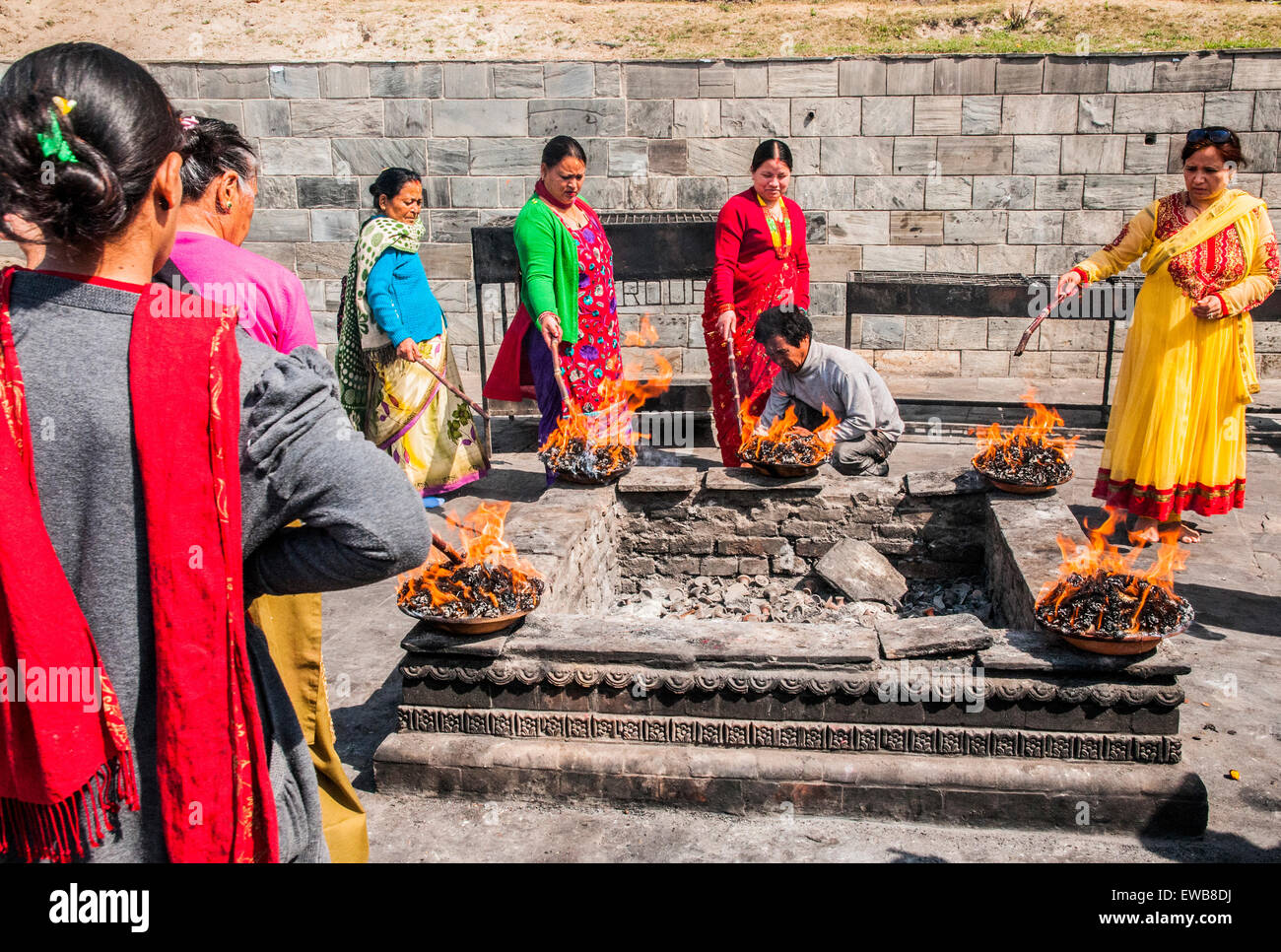 A pyre for a Hindu funeral at Pashupatinath Temple, a Hindu temple located on the banks of the Bagmati River. Kathmandu, Nepal Stock Photo