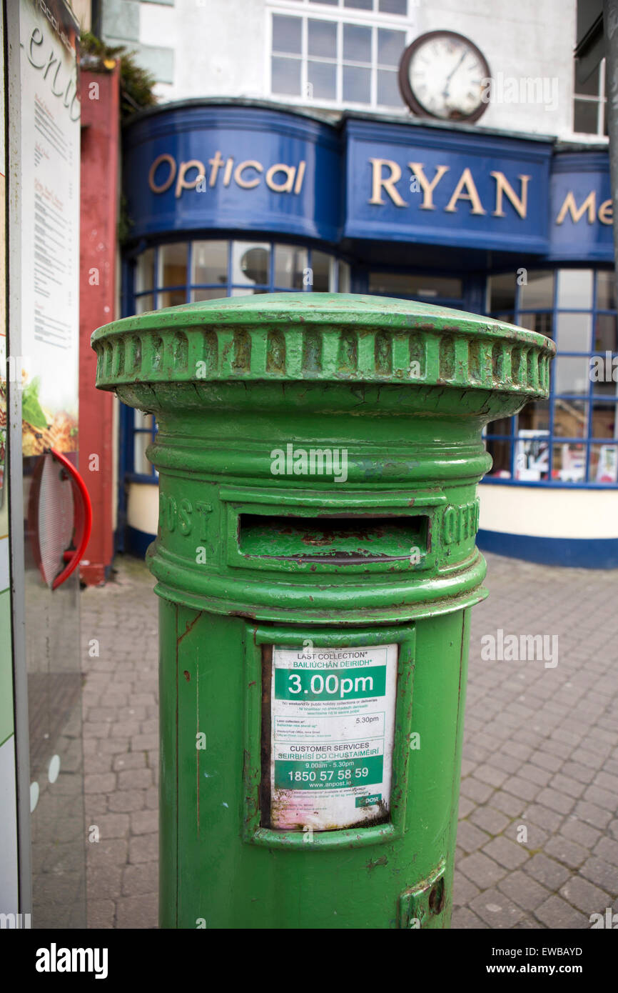 Ireland, Co Wexford, Wexford Town, Common Quay Street, green painted Irish Post pillar box Stock Photo