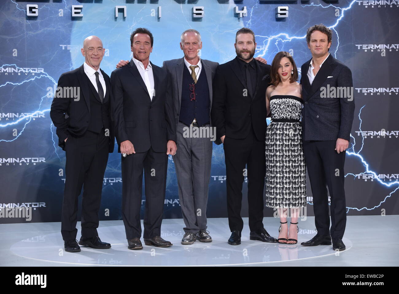 Berlin, Germany. 21st June, 2015. (l-r) American actor J.K. Simmons, Austrian-American actor and politician Arnold Schwarzenegger, American director Alan Taylor, Australian actor Jai Courtney British actress Emilia Clarke and Australian actor Jason Clarke attend the Premiere of the movie 'Terminator Genisys' at CineStar Theater at the Sony Center in Berlin, Germany. Credit:  dpa picture alliance/Alamy Live News Stock Photo