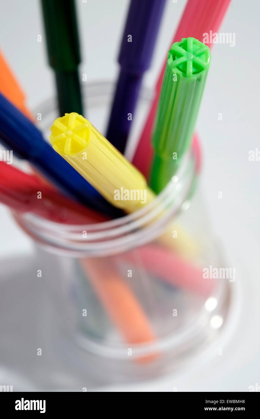 https://c8.alamy.com/comp/EWBMH8/colourful-fibre-tip-pens-in-plastic-container-EWBMH8.jpg