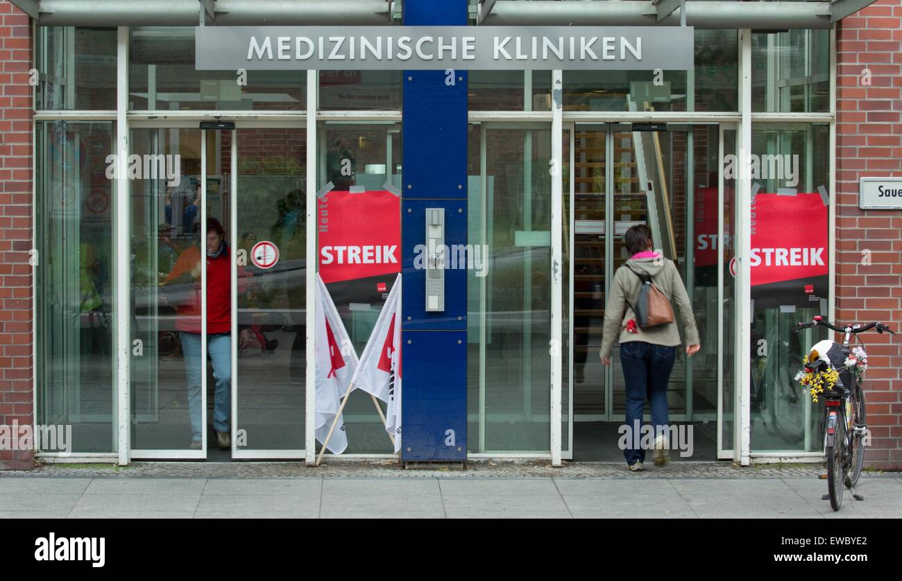 Berlin, Germany. 22nd June, 2015. Nurses of the Charite hospital are on strike in Berlin, Germany, 22 June 2015. The employees are demanding improved work conditions. Photo: Joerg Carstensen/dpa/Alamy Live News Stock Photo