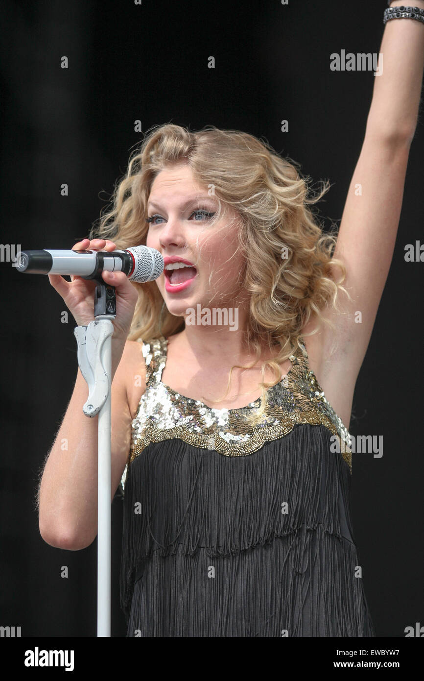 AMERICAN SINGER TAYLOR SWIFT PERFORMING LIVE AT THE V FESTIVAL IN CHELMSFORD,ESSEX,UK. Stock Photo