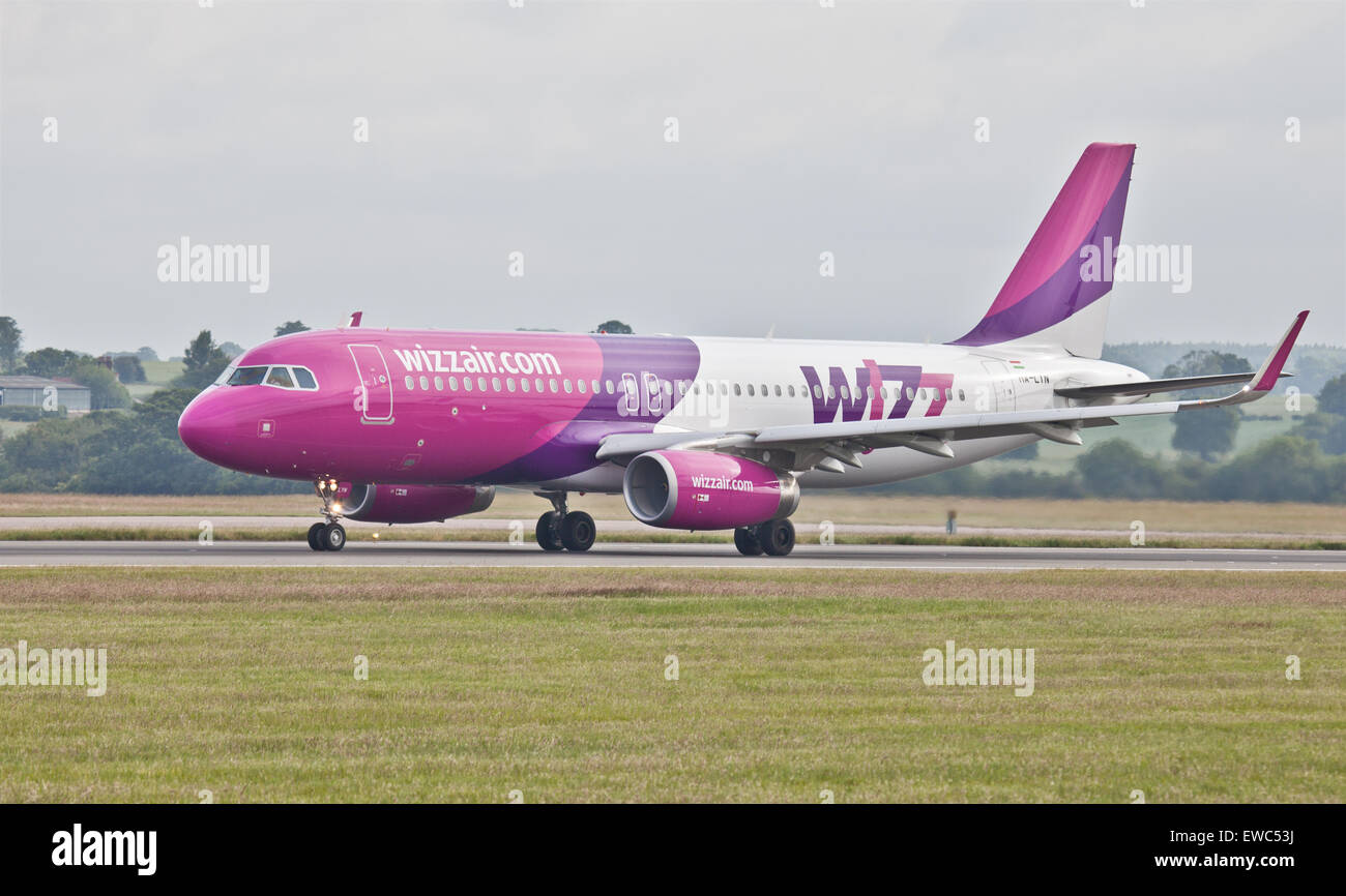 Wizz Air Airbus a320 HA-LYN taking off from London-Luton Airport LTN ...