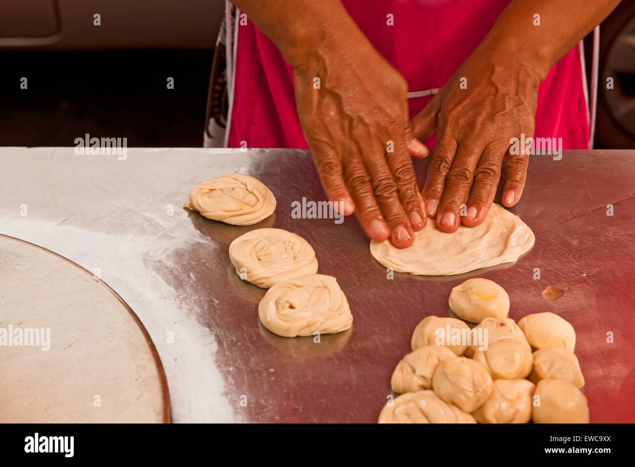 https://c8.alamy.com/comp/EWC9XX/traditional-thai-pancake-roti-in-the-making-at-a-street-vendor-in-EWC9XX.jpg