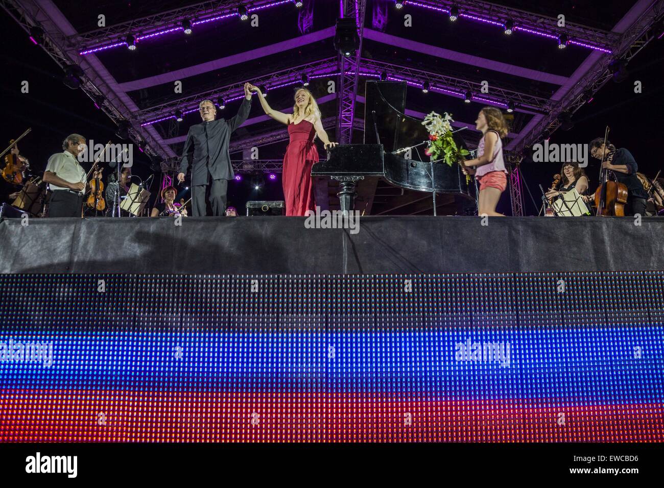 Donetsk, Donetsk oblast, Ukraine. 22nd June, 2015. Famous pianist Valentina Lisitsa, greets the public over a neon flag of the Donetsk People's Republica, after a concert dedicated to the 74th anniversary of the start of the Great Patriotic War.in Donetsk, Ukraine. © Celestino Arce/ZUMA Wire/ZUMAPRESS.com/Alamy Live News Stock Photo