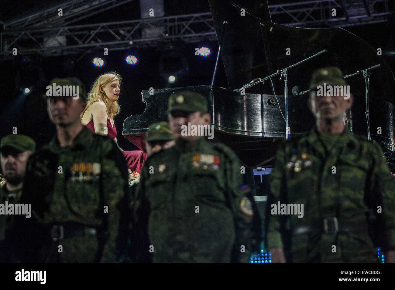 Donetsk, Donetsk oblast, Ukraine. 22nd June, 2015. Famous pianist Valentina Lisitsa, behind veterans of the current war against ukrainan army forces, during the concert dedicated to the 74th anniversary of the start of the Great Patriotic War.in Donetsk, Ukraine. © Celestino Arce/ZUMA Wire/ZUMAPRESS.com/Alamy Live News Stock Photo