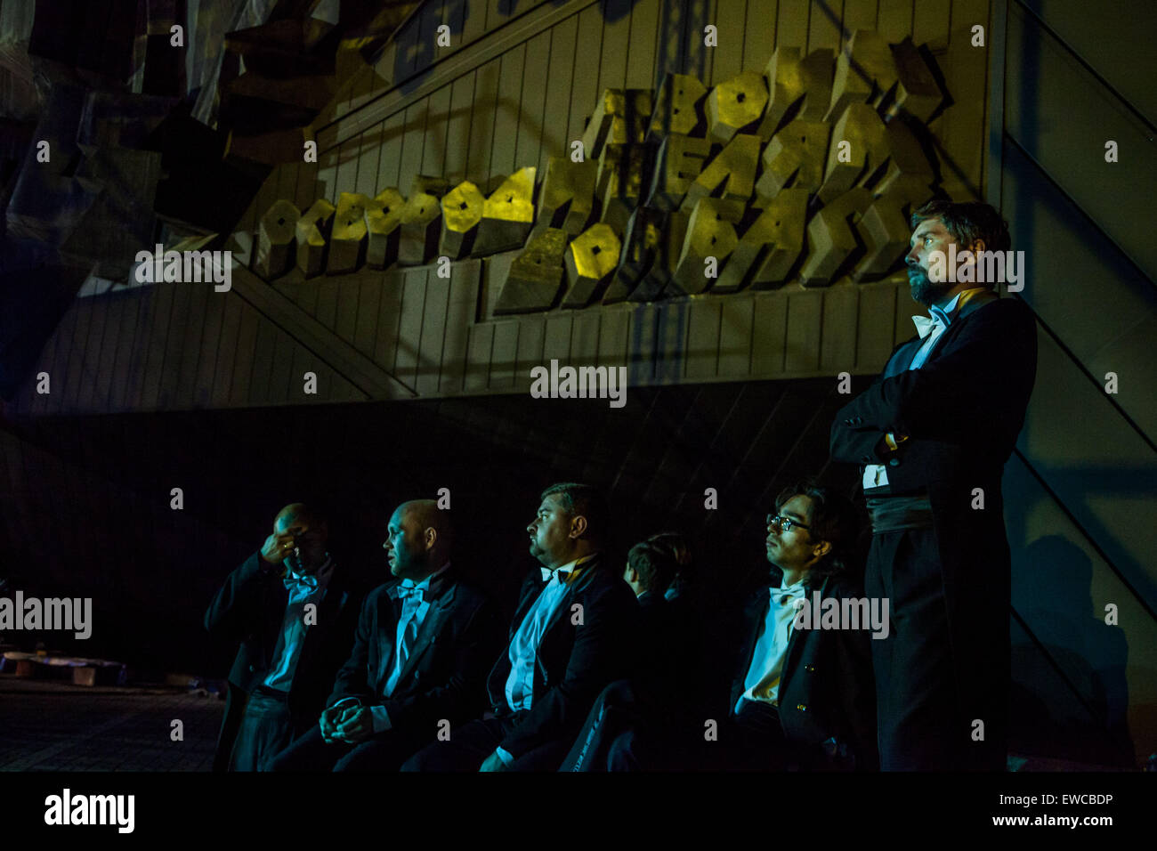 Donetsk, Donetsk oblast, Ukraine. 22nd June, 2015. Choir members waiting for their performance under the main entrance of the War Museum of Donbass during the concert of the famous pianist Valentina Lisitsa in Donetsk, Ukraine. © Celestino Arce/ZUMA Wire/ZUMAPRESS.com/Alamy Live News Stock Photo