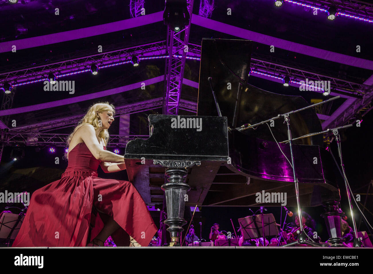 Donetsk, Donetsk oblast, Ukraine. 22nd June, 2015. Famous pianist Valentina Lisitsa, performs a concert dedicated to the 74th anniversary of the start of the Great Patriotic War.in Donetsk, Ukraine. © Celestino Arce/ZUMA Wire/ZUMAPRESS.com/Alamy Live News Stock Photo