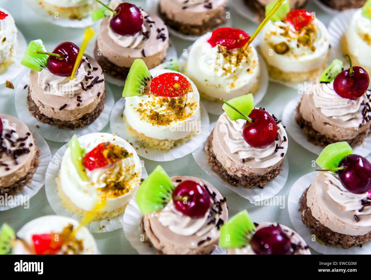 Beau gâteau avec décor fleurs comestibles Photo Stock - Alamy