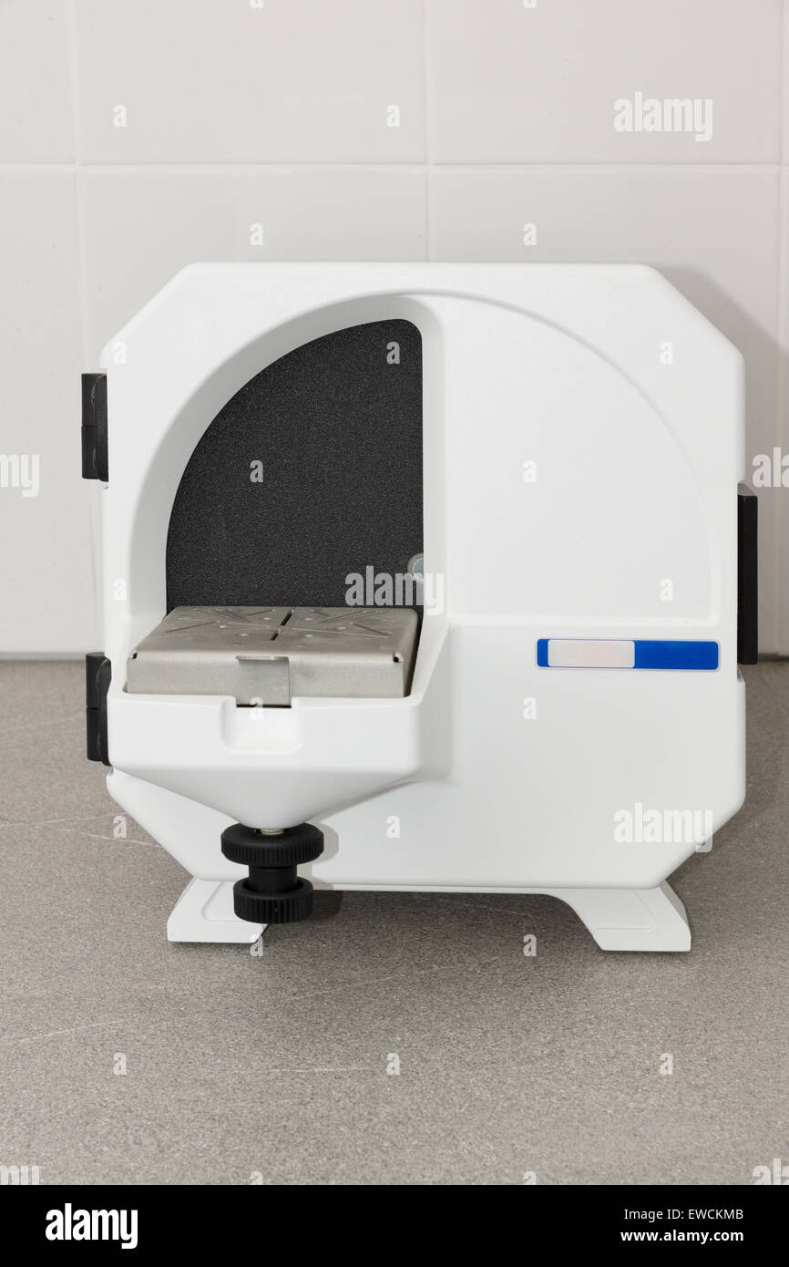 trimmer for trimming artificial plaster models used in dental