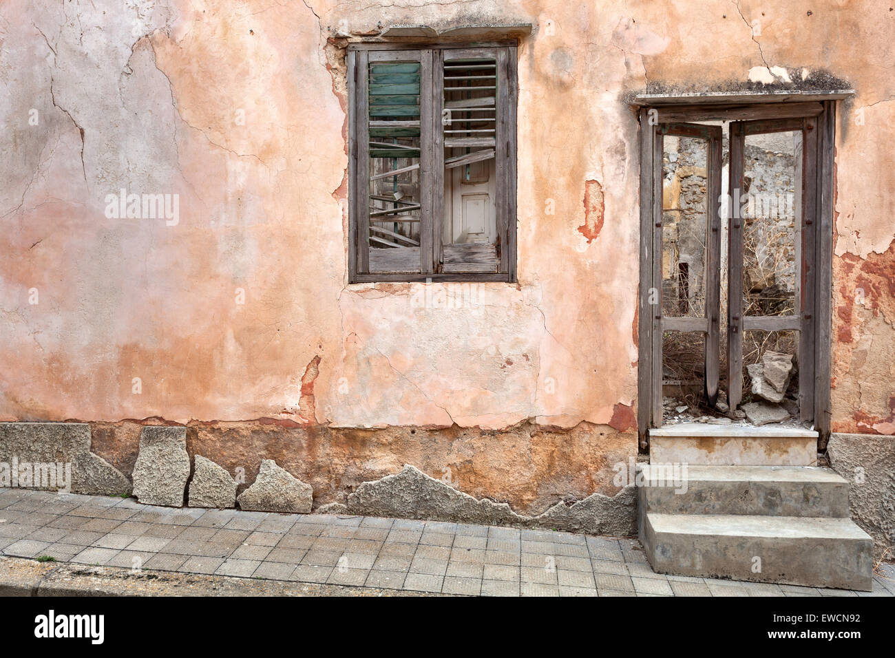 Earthquake ruins hi-res stock photography and images - Alamy