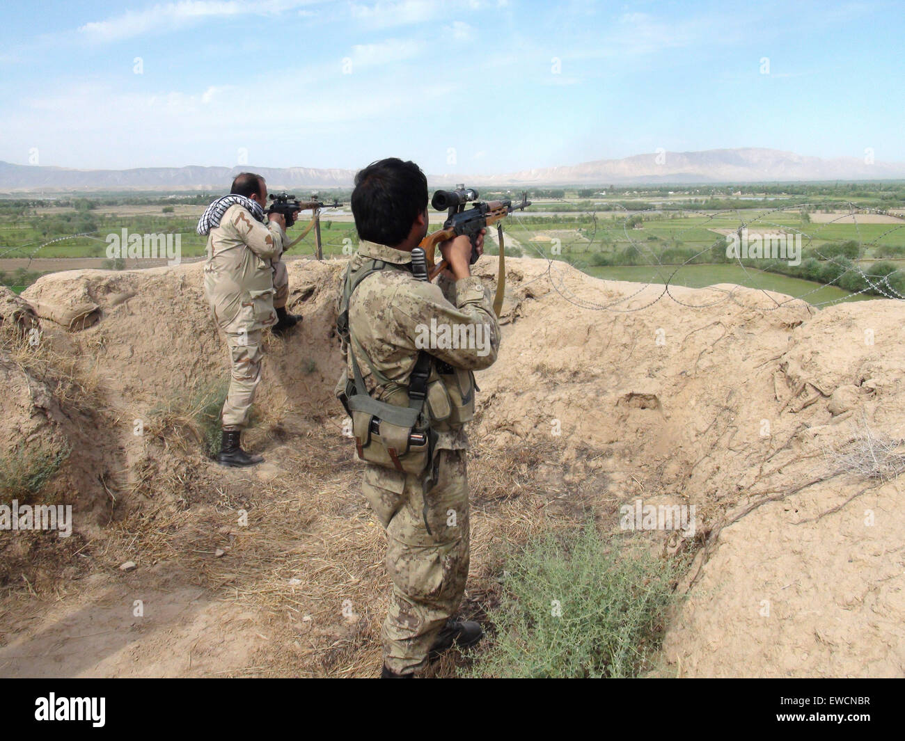 (150623) -- KUNDUZ, June 23, 2015 (Xinhua) -- Afghan snipers aim their weapons toward Taliban militants during an operation against Taliban in Kunduz province, northern Afghanistan, June 23, 2015. Afghan National Security Forces (ANSF) on Tuesday recaptured a district in northern province of Kunduz seized by Taliban militants over the weekend, killing over 80 rebels, provincial government spokesman said. (Xinhua/Ajmal) (zjy) Stock Photo