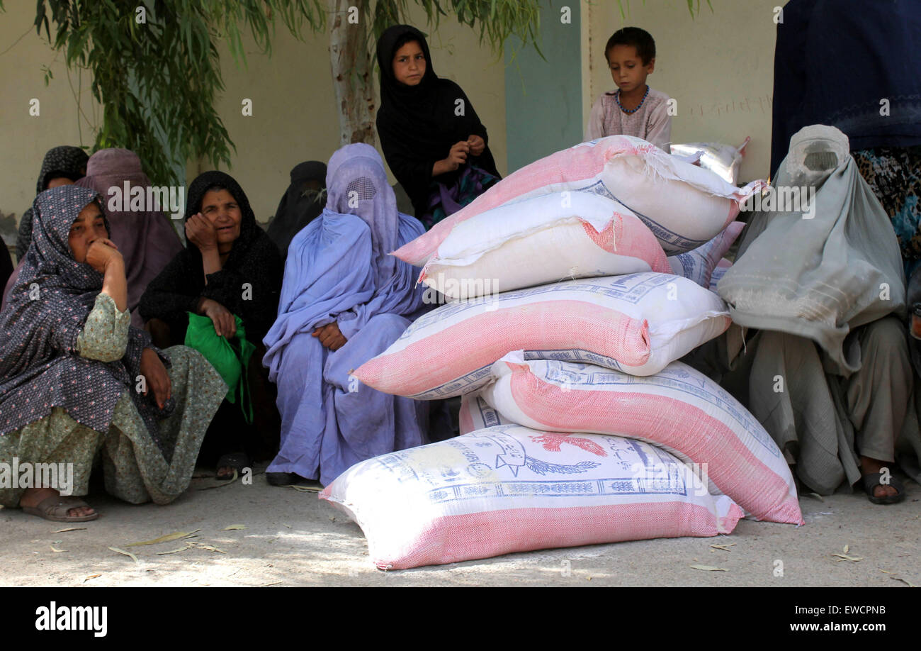 Kandahar, Afghanistan. 23rd June, 2015. Afghan women wait to receive food donated by rich people during the holy month of Ramadan in Kandahar province, southern Afghanistan, June 23, 2015. © Sanaullah/Xinhua/Alamy Live News Stock Photo