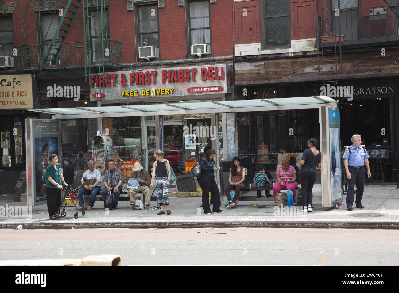 Nyc bus shelter hi-res stock photography and images - Alamy