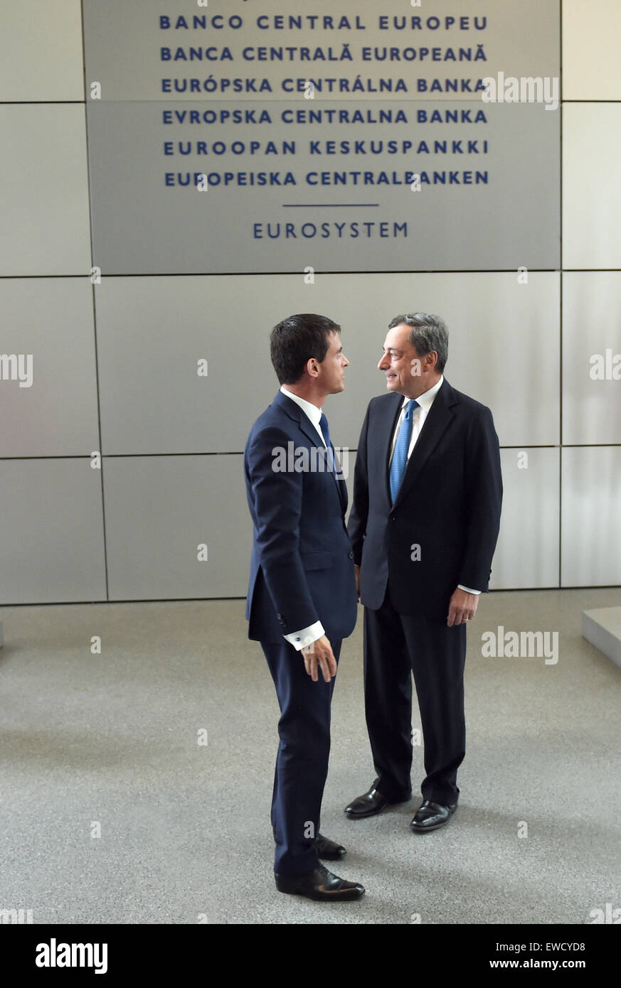 Mario Draghi (R), President of the European Central Bank (ECB), welcomes French Prime Minister Manuel Valls in the headquarters of the European Central Bank in Frankfurt/Main, Germany, 23 June 2015. Foto: ARNE DEDERT/dpa Stock Photo