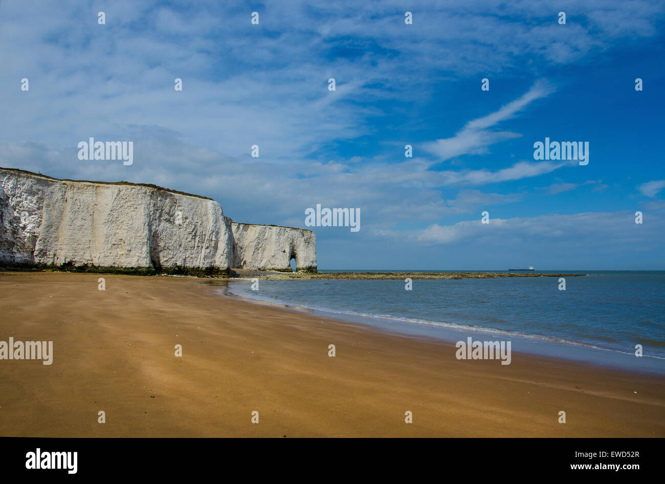 Chalk Cliffs and arch at Kingsgate Bay, Kent, England Stock Photo Alamy