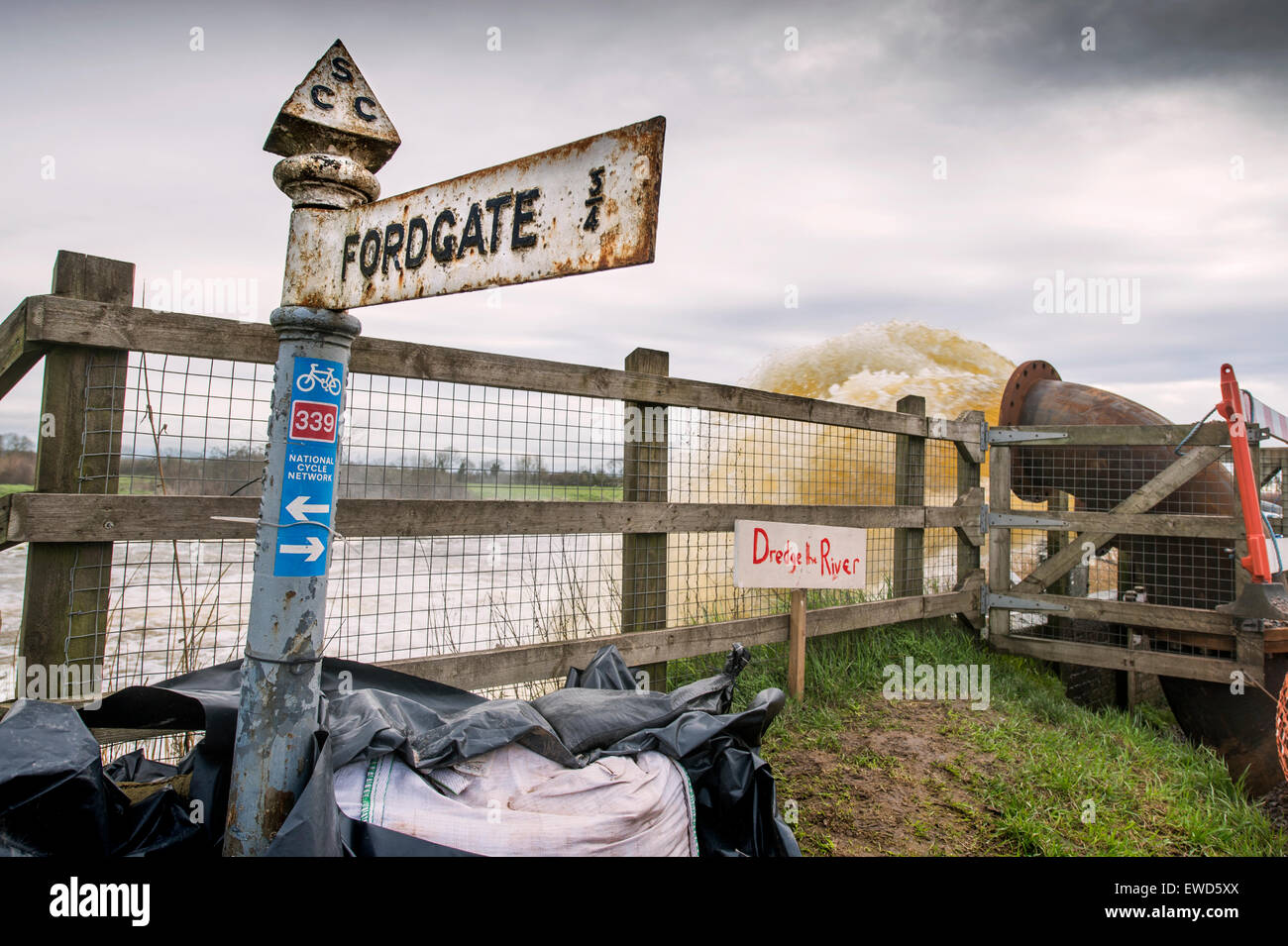 Pumps pushing water from the flooded Somerset Levels into the River Parrett near Moorland and Fordgate during flooding Stock Photo