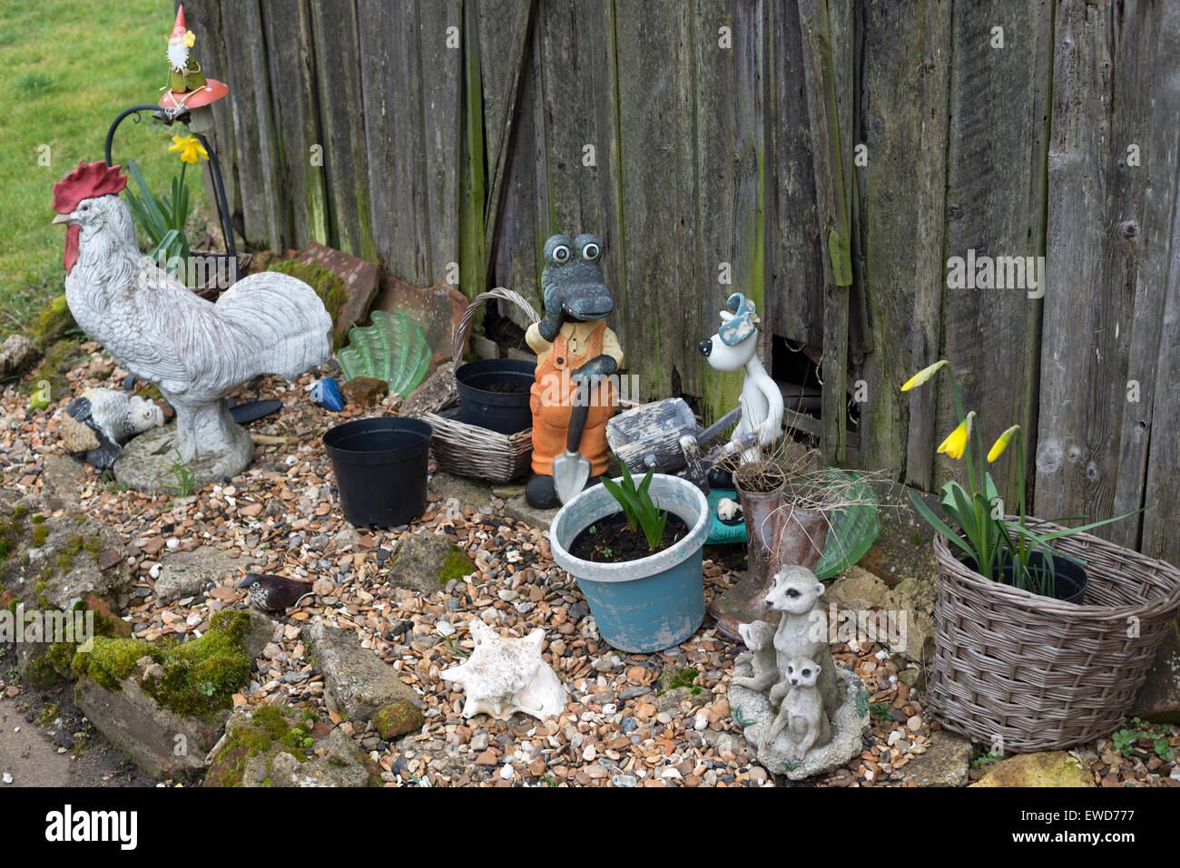 Garden ornaments pots hires stock photography and images Alamy