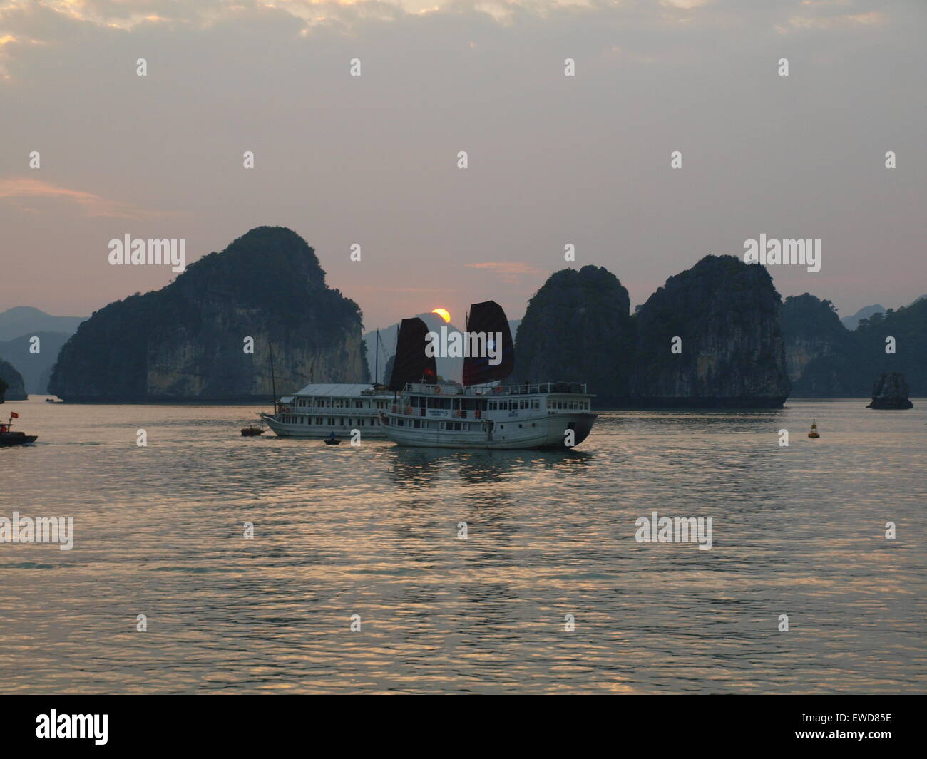 Beach beauty boat sunset hi-res stock photography and images - Alamy