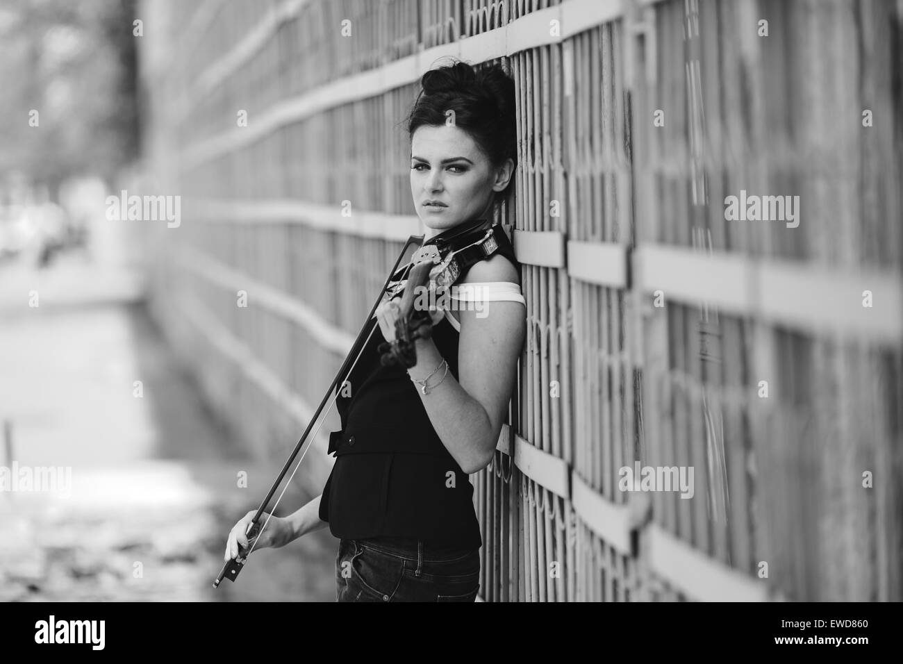 girl posing with violin Stock Photo - Alamy