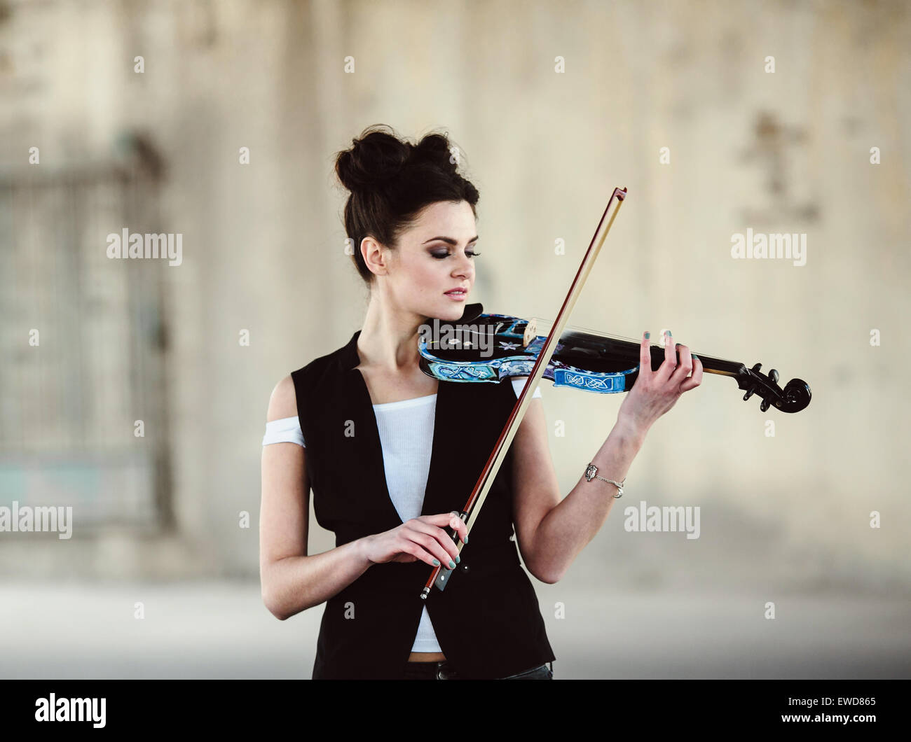 beautiful girl with violin posing Stock Photo - Alamy