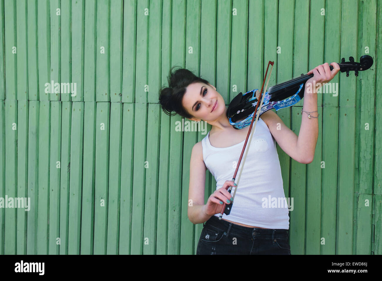 beautiful girl with violin Stock Photo - Alamy