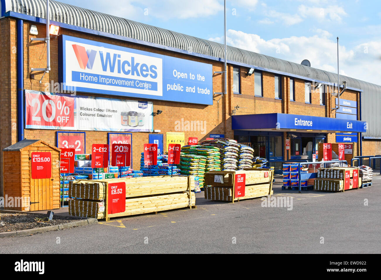 Wickes home improvement centre DIY & trade building materials store part of Travis Perkins group Brentwood, Essex, England, UK Stock Photo