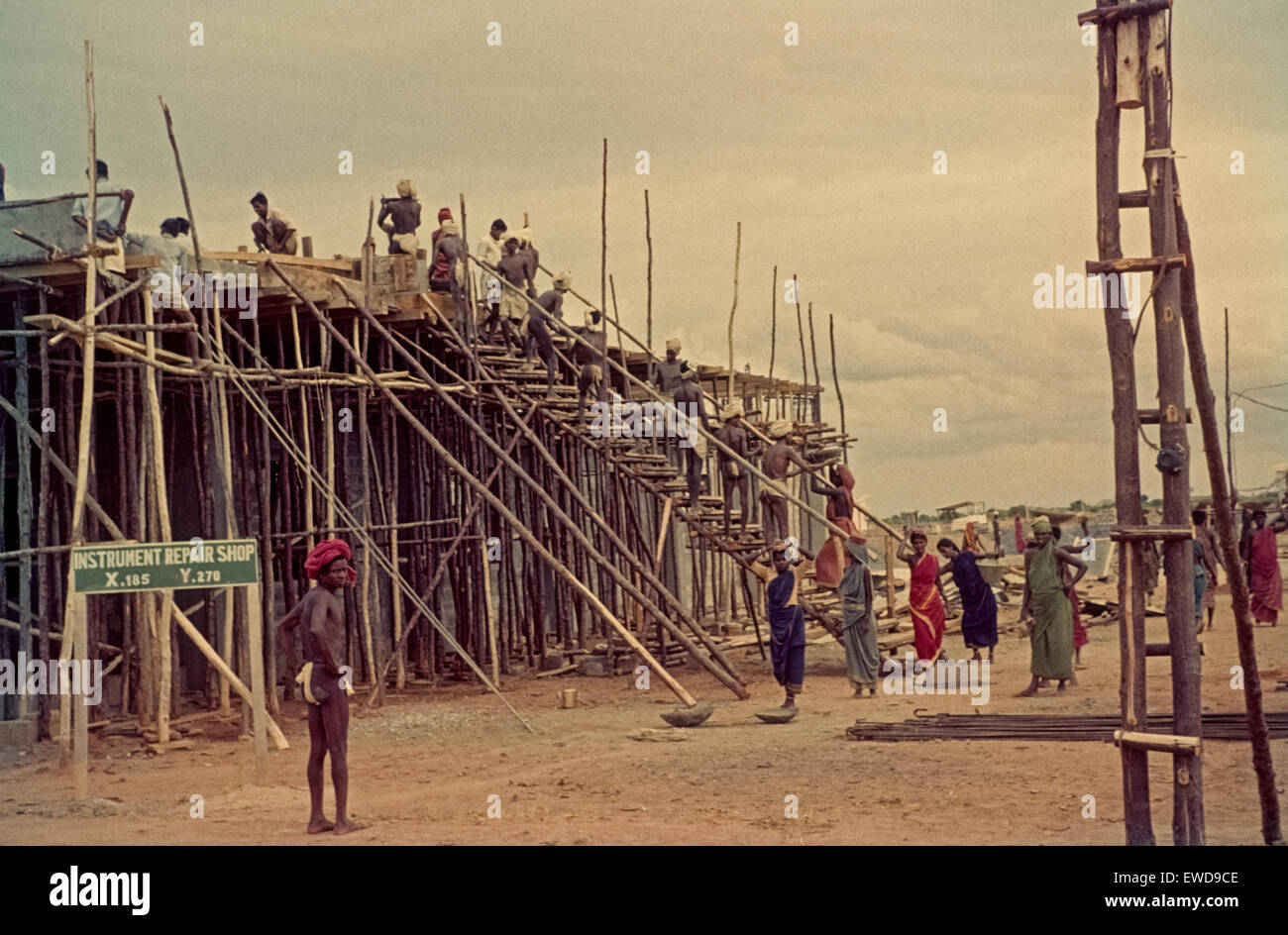 Construction of a factory in India in the early Sixties Bau einer Fabrik mit Mitteln der Deutschen Entwicklungshilfe, 1962 Stock Photo