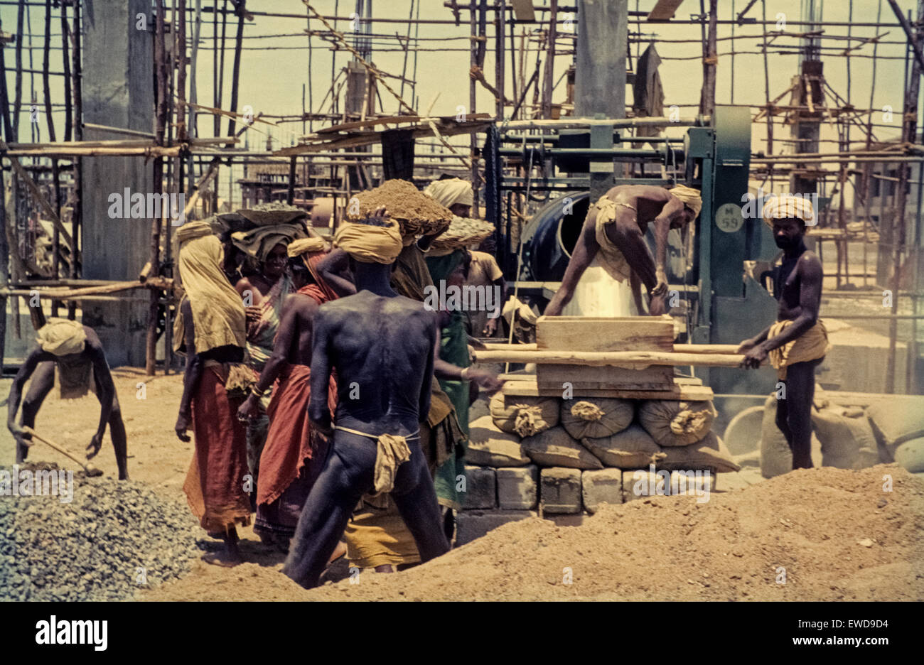Construction of a factory in India in the early Sixties Bau einer Fabrik mit Mitteln der Deutschen Entwicklungshilfe, 1962,1960s Stock Photo