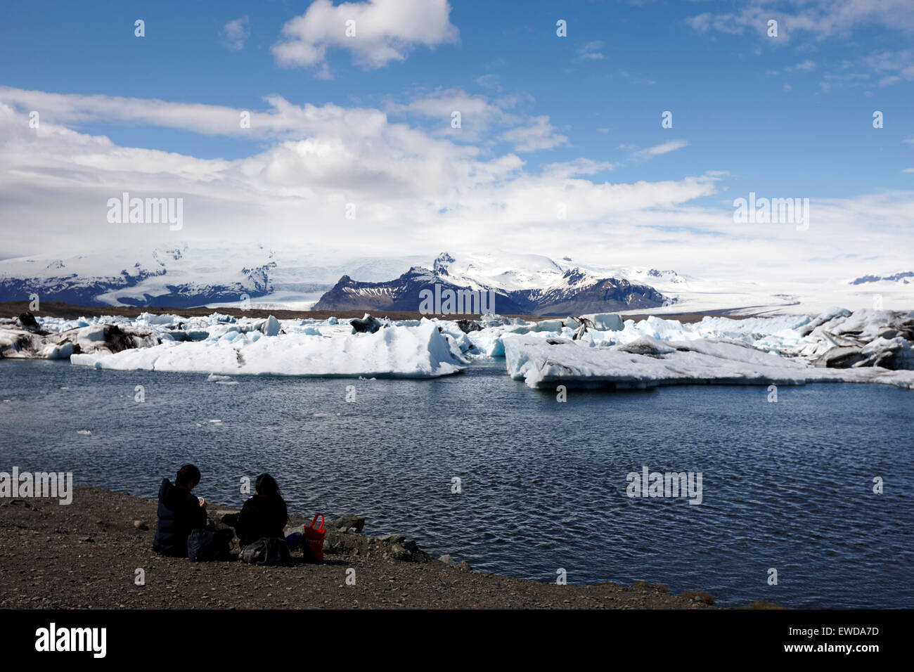 two female tourists have a picnic at Jokulsarlon glacial lagoon Iceland Stock Photo