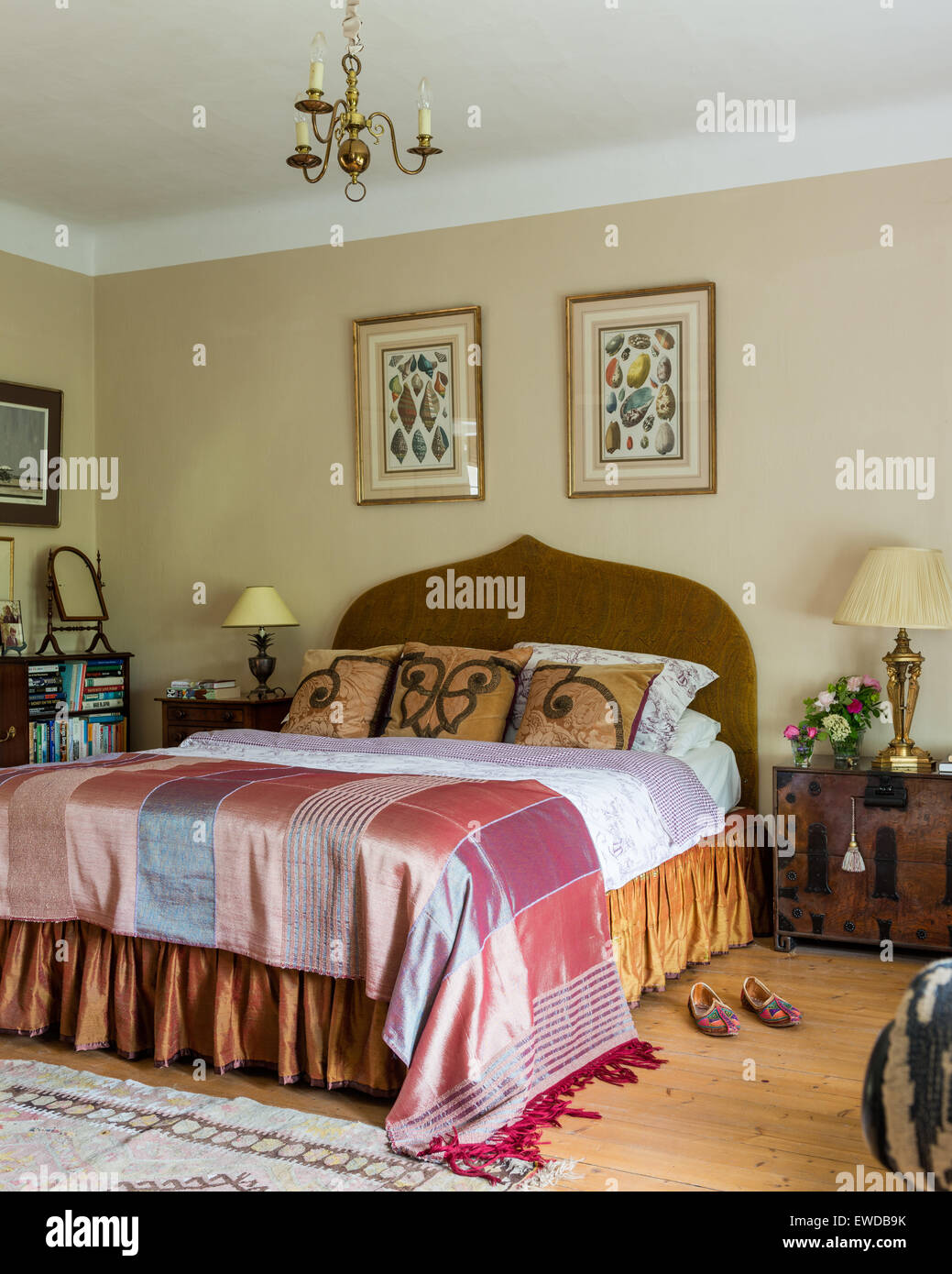 Throw on bed hires stock photography and images Alamy