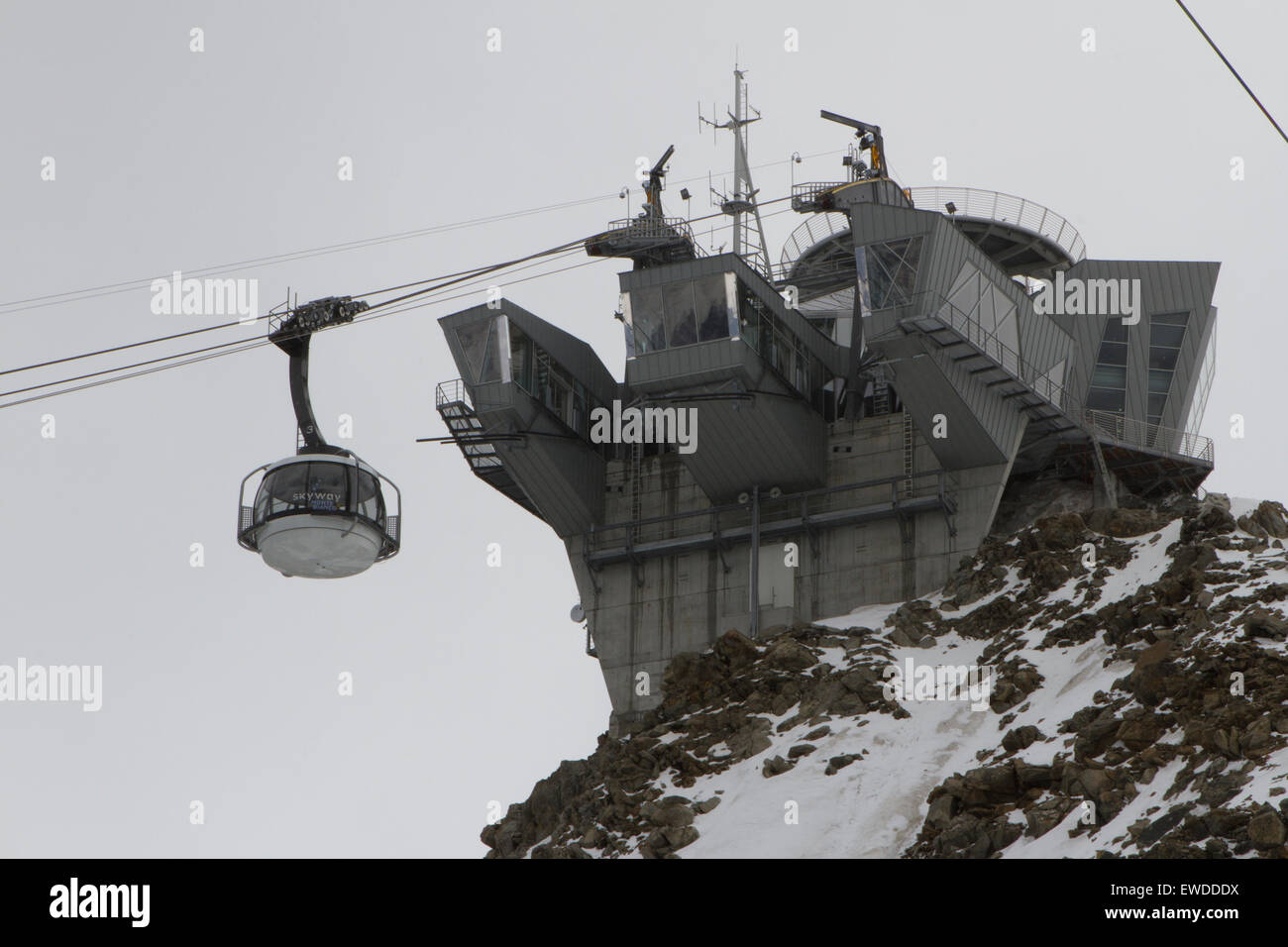 Courmayeur, Italy, 23rd June 2015. A gondola of the Skyway cable car arrives at Pointe Helbronner station. The Skyway cable car connects Courmayeur to Pointe Helbronner (3,466 m) in the Mont Blanc massif. Stock Photo