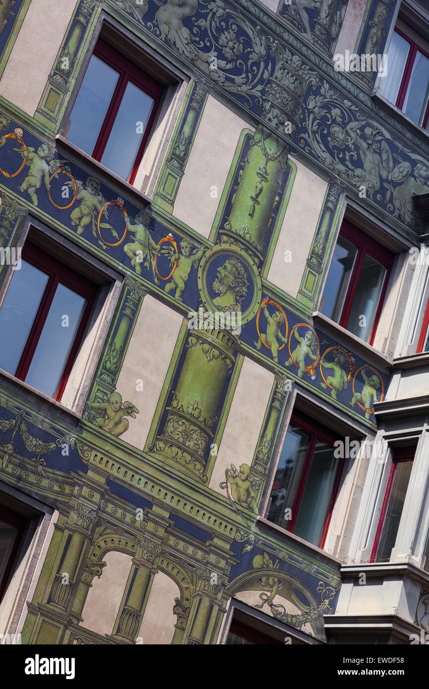 Diagonal columns building hi-res stock photography and images - Alamy