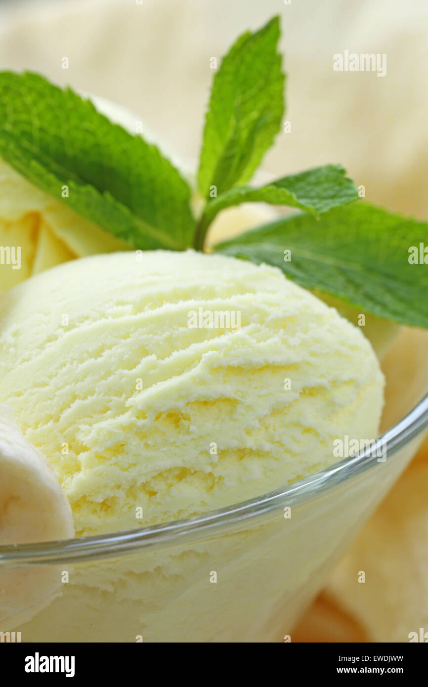 Banana split vanilla ice cream hires stock photography and images Alamy