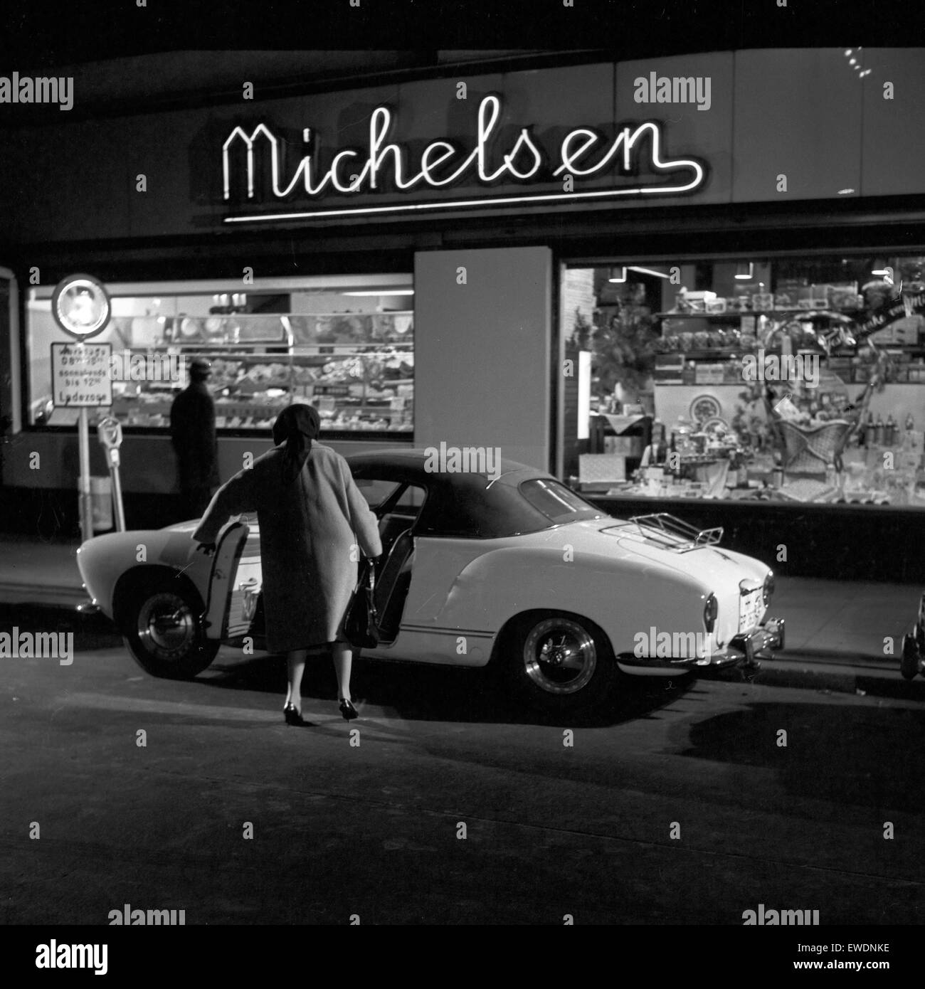 Wilhelmsburger Freitag, Sozialdrama, Deutschland 1964, Regie: Egon Monk, Szenenfoto Karmann Ghia vor dem Ladenlokal von Michelsen. Stock Photo