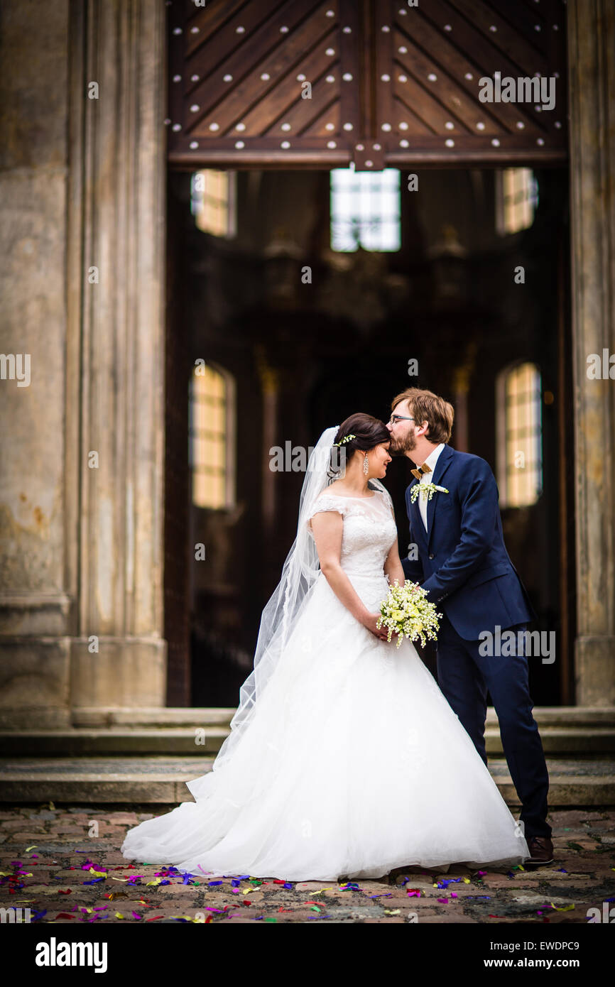Portrait of a young wedding couple on their wedding day Stock Photo - Alamy
