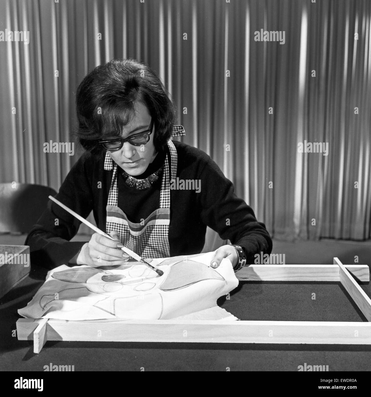 Friedrich Karl Ries erklärt in seiner Jugendstunde die Grundlagen der Batik Technik, Deutschland 1960er Jahre. Presenter Friedrich Karl Ries explaining the basics of batik dyeing in his homeworking show, Germany 1960s. Stock Photo