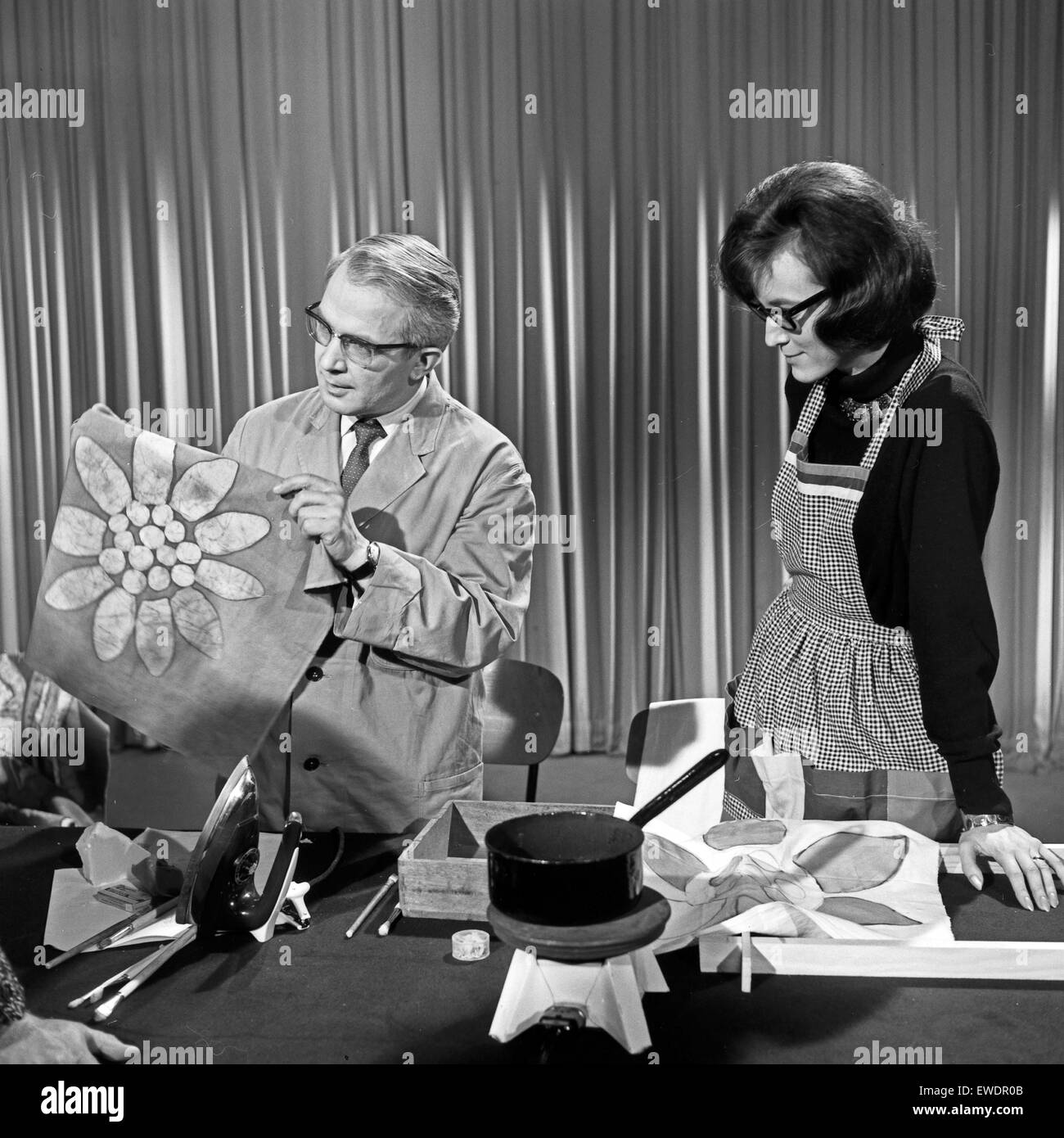 Friedrich Karl Ries (links) erklärt in seiner Jugendstunde die Grundlagen der Batik Technik, Deutschland 1960er Jahre. Presenter Friedrich Karl Ries (left) explaining the basics of batik dyeing in his homeworking show, Germany 1960s. Stock Photo