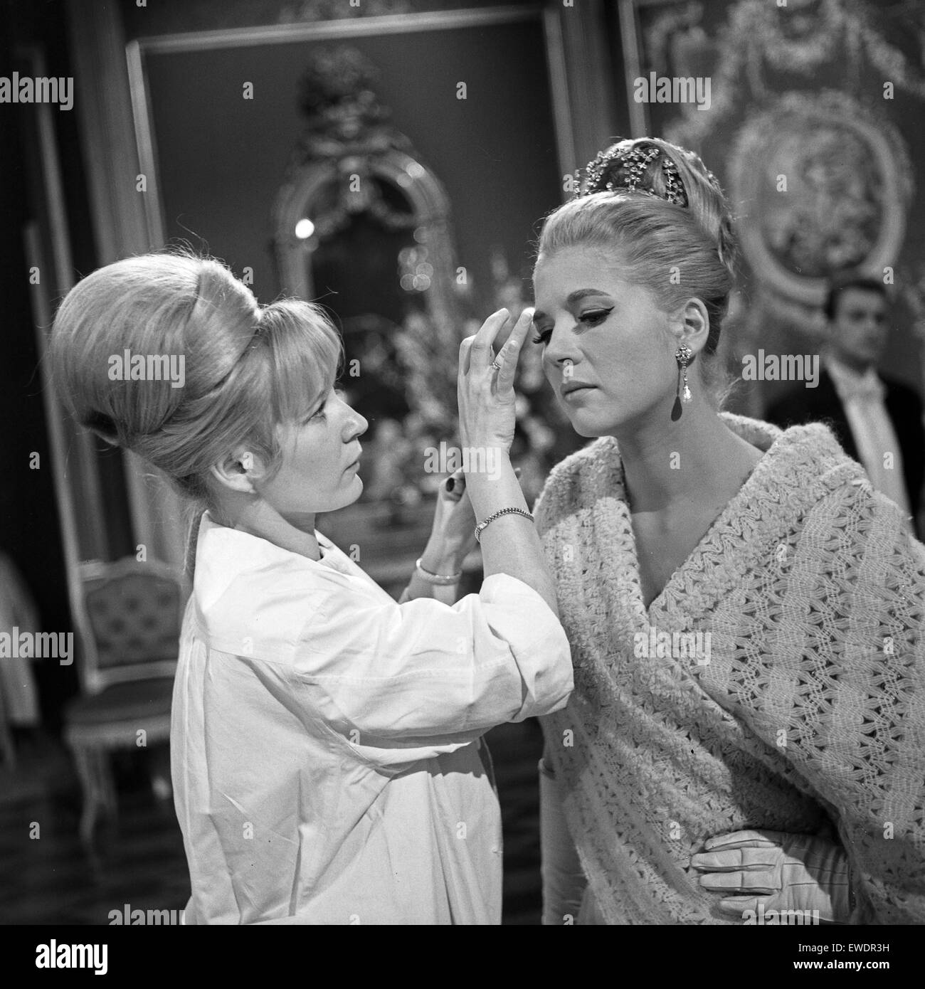 Hofloge, Fernsehfilm, Deutschland 1964, Regie: John Olden, Darstellerin Christiane Hörbiger beim Nachschminken Stock Photo