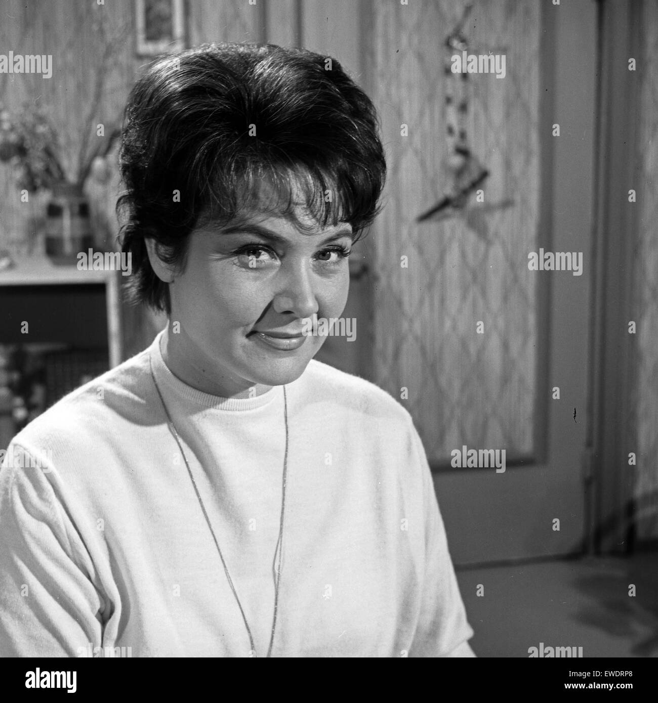 Deutsche Fernsehansagerin und Moderatorin Hilde Nocker erzählt mit den