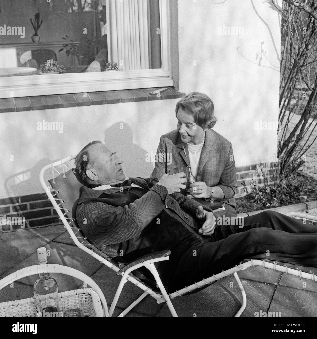 Deutscher Schauspieler Robert Meyn mit seiner Frau Ilse Koegel in Hamburg, Deutschland 1960er Jahre. German actor Robert Meyn with his wife Ilse Koegel at Hamburg, Germany 1960s. Stock Photo