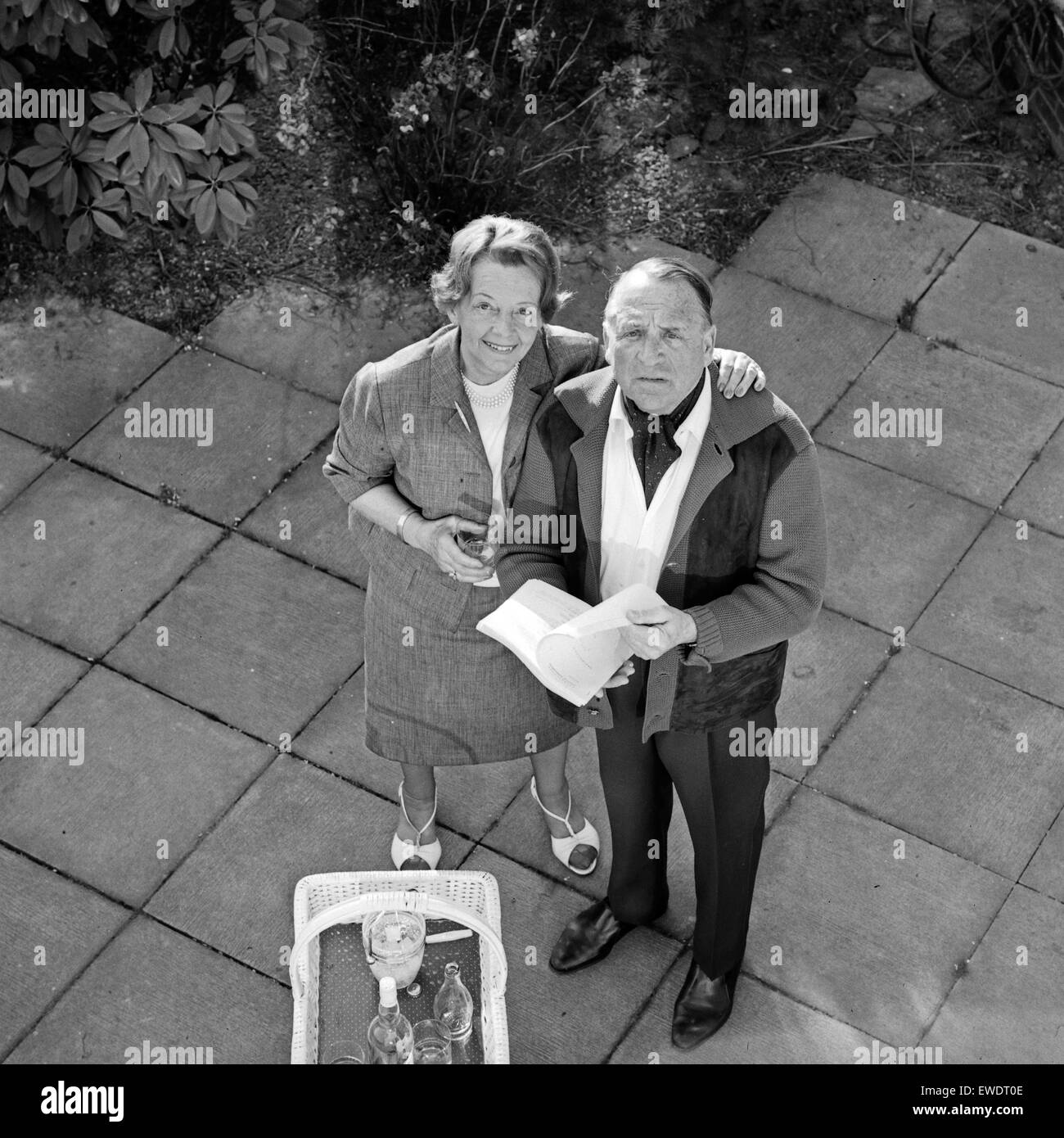 Deutscher Schauspieler Robert Meyn mit seiner Frau Ilse Koegel in Hamburg, Deutschland 1960er Jahre. German actor Robert Meyn with his wife Ilse Koegel at Hamburg, Germany 1960s. Stock Photo