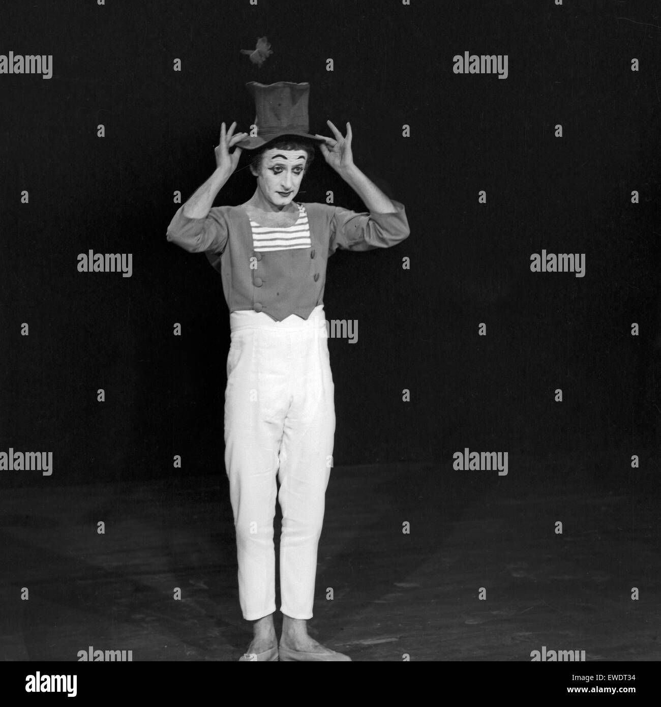 Französischer Pantomime Marcel Marceau in Hamburg, Deutschland 1960er Jahre. French pantomime Marcel Marceau performing in Hamburg, Germany 1960s. Stock Photo