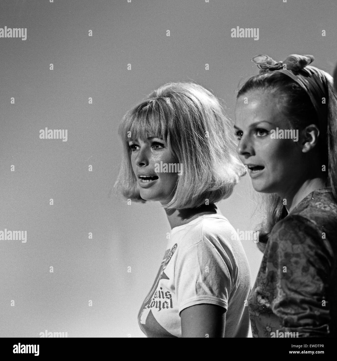 Dänische Schauspielerin und Sängerin Vivi Bach mit Heidi Brühl, Deutschland 1960er Jahre. Danish singer and actress Vivi Bach and Heidi Bruehl, Germany 1960s. Stock Photo