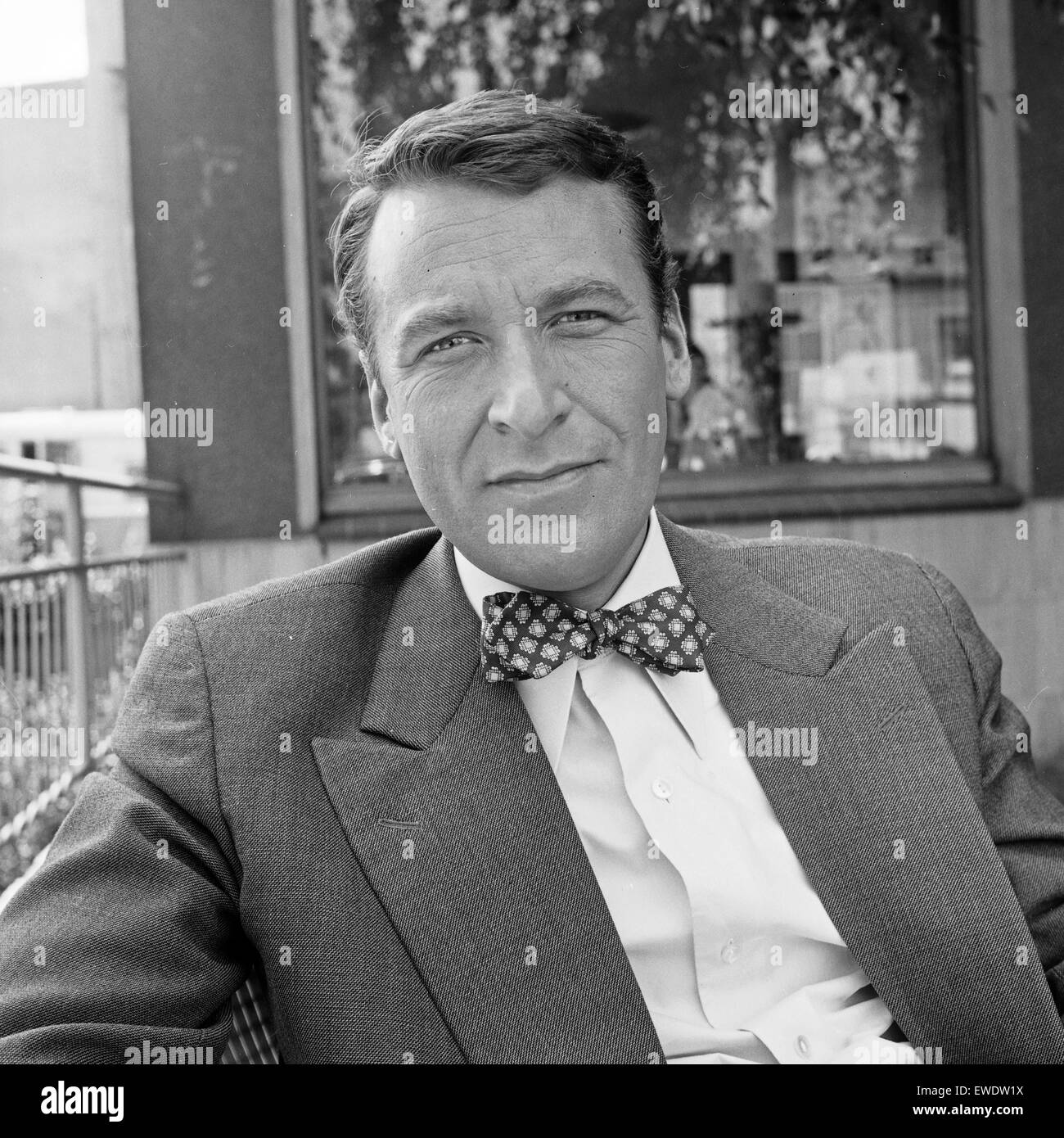 Deutscher Schauspieler Günther Schramm, Deutschland 1960er Jahre. German  actor Guenther Schramm, Germany 1960s Stock Photo - Alamy