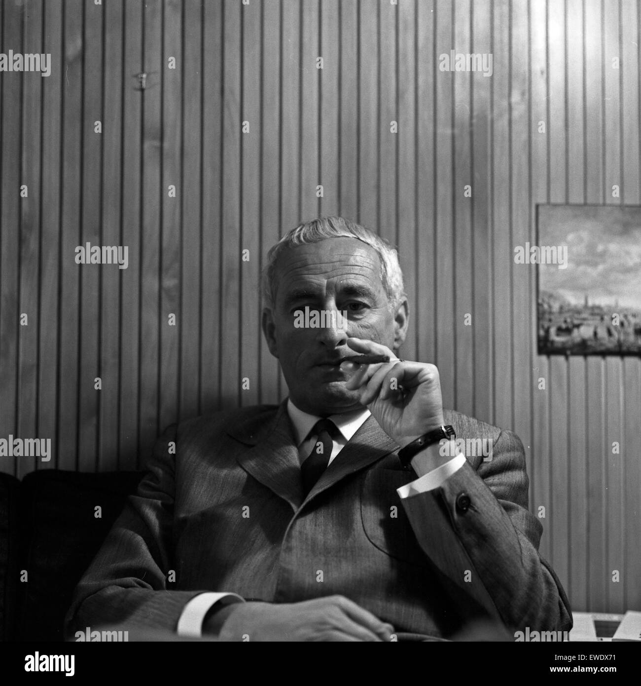 Deutscher Physiker, Schriftsteller und Fernsehjournalist Professor Heinz Haber, Deutschland 1960er Jahre. German physicist, author and TV journalist Heinz Haber, Germany 1960s. Stock Photo