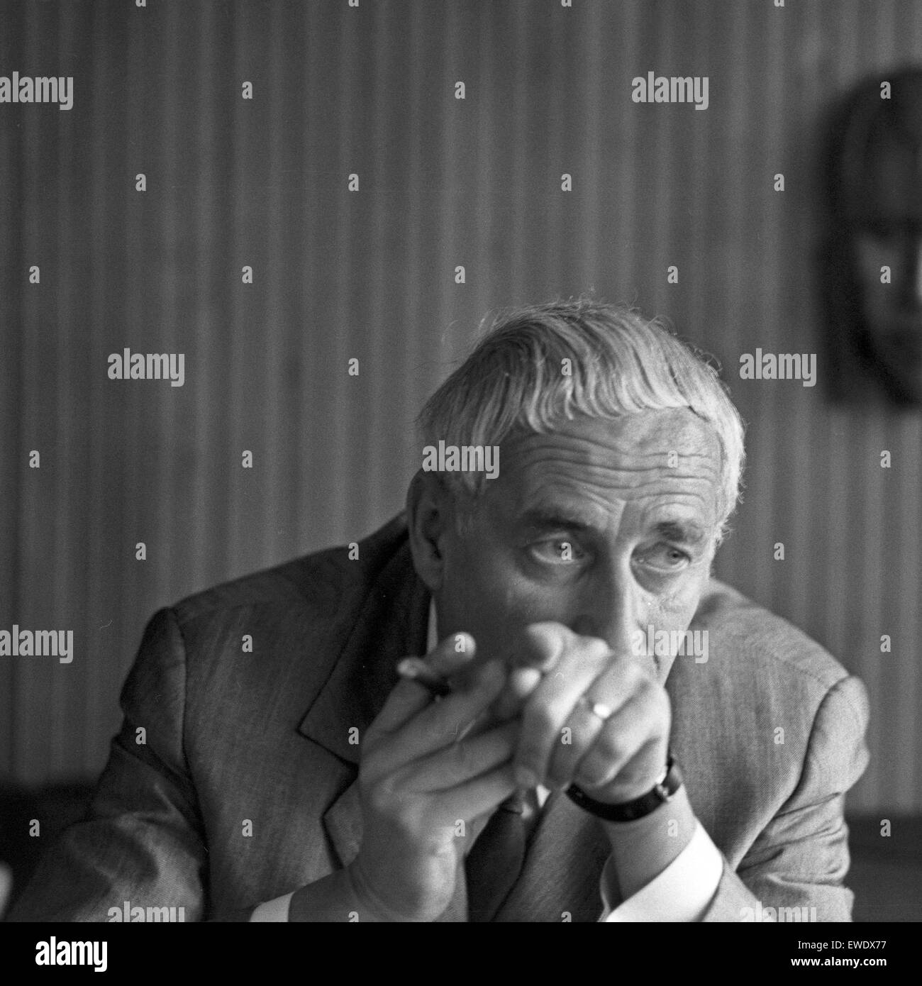 Deutscher Physiker, Schriftsteller und Fernsehjournalist Professor Heinz Haber, Deutschland 1960er Jahre. German physicist, author and TV journalist Heinz Haber, Germany 1960s. Stock Photo