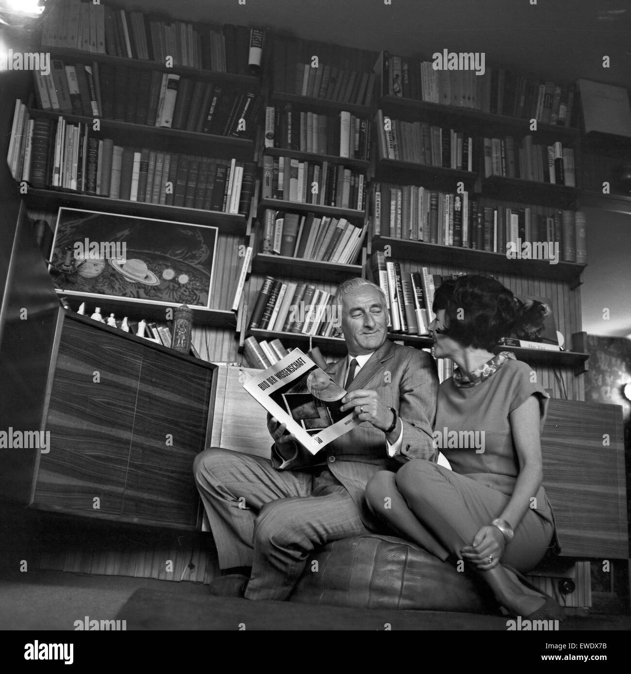 Deutscher Physiker, Schriftsteller und Fernsehjournalist Professor Heinz Haber mit seiner Ehefrau Irmgard Koch, Deutschland 1960er Jahre. German physicist, author and TV journalist Heinz Haber with his wife Irmgard Koch, Germany 1960s. Stock Photo