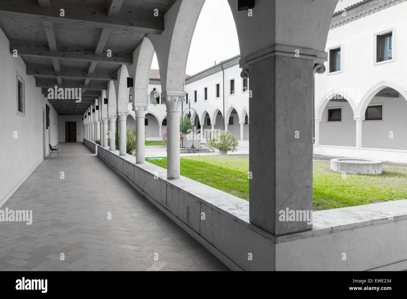 Gothic cloister columns arches hi-res stock photography and images - Alamy